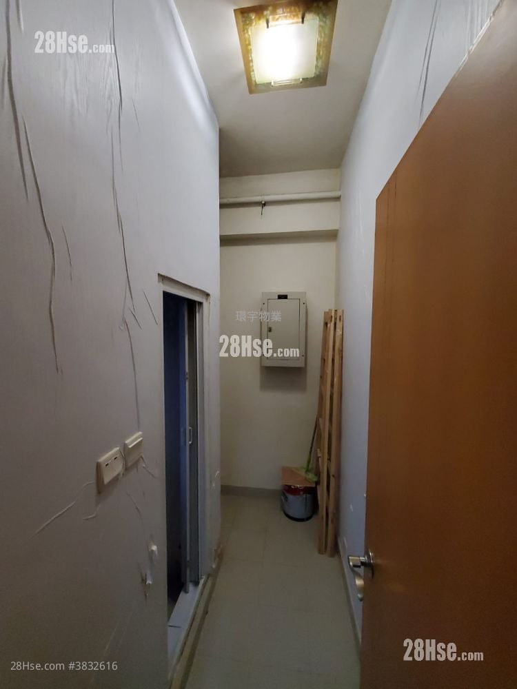 Chelsea Court Sell 3 Bedrooms , 2 Bathrooms 898 ft²