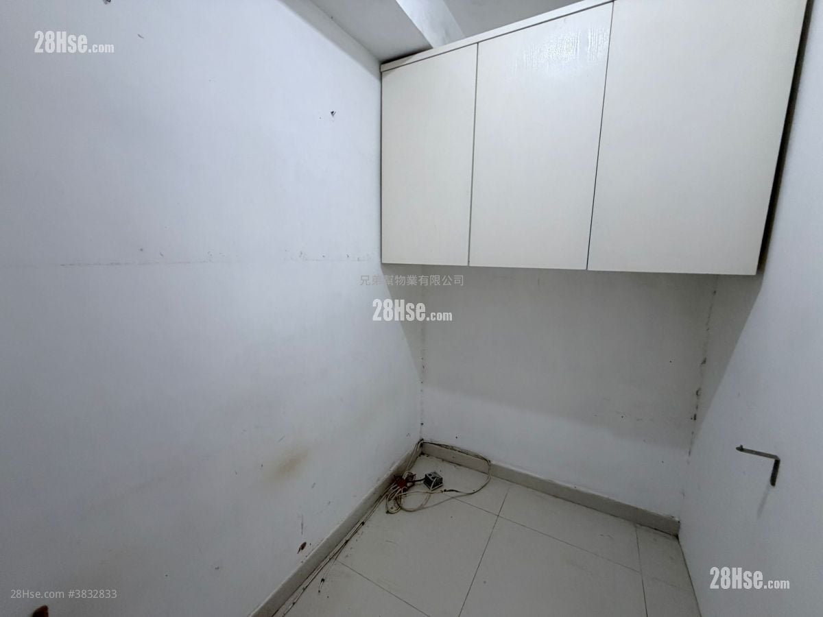 Ming Nga Court Sell 2 Bedrooms , 1 Bathroom 351 ft²