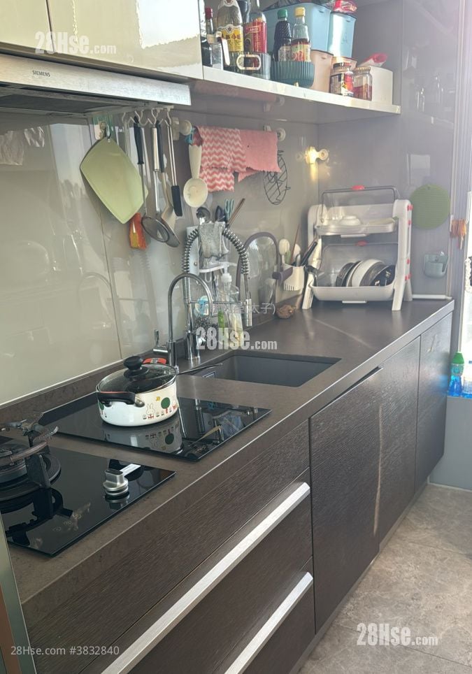 High Park Sell 3 Bedrooms , 2 Bathrooms 793 ft²