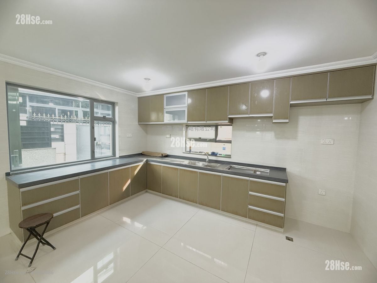 Village Sell 5+ Bedrooms , 3 Bathrooms 2,100 ft²