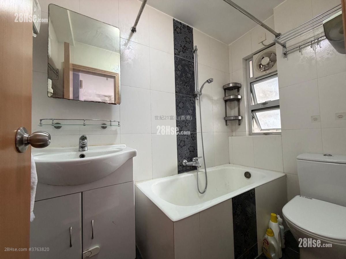Lung Poon Court Sell 1 Bedroom , 1 Bathroom 383 ft²