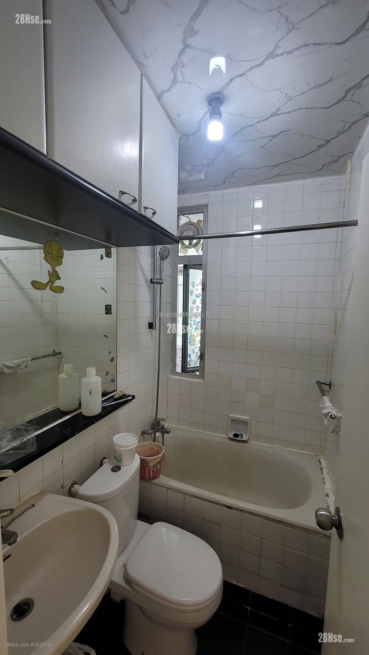 Hong Pak Court Sell 3 Bedrooms , 1 Bathroom 554 ft²