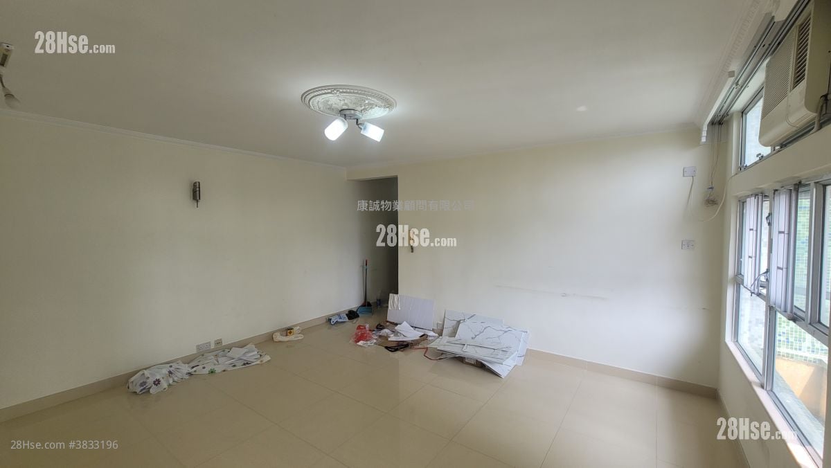 Hong Pak Court Sell 3 Bedrooms , 1 Bathroom 554 ft²