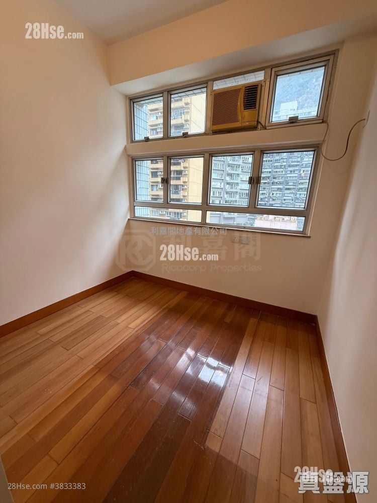 Kings Court Sell 2 Bedrooms 588 ft²