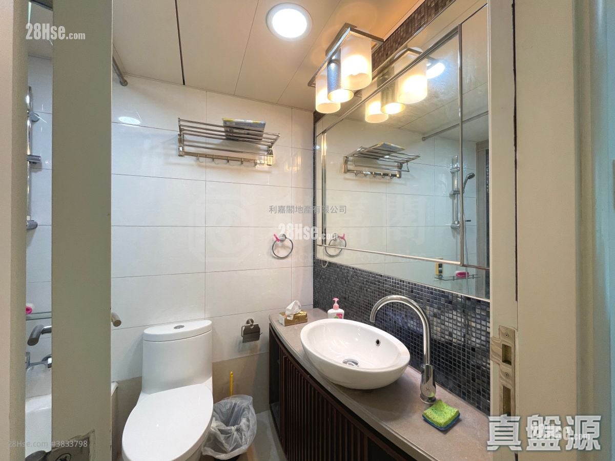 The Capitol Sell 3 Bedrooms , 2 Bathrooms 713 ft²