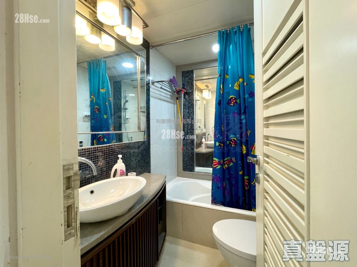 The Capitol Sell 3 Bedrooms , 2 Bathrooms 713 ft²
