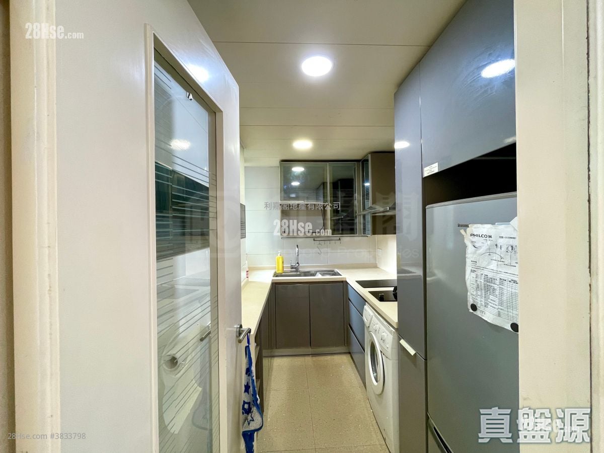 The Capitol Sell 3 Bedrooms , 2 Bathrooms 713 ft²