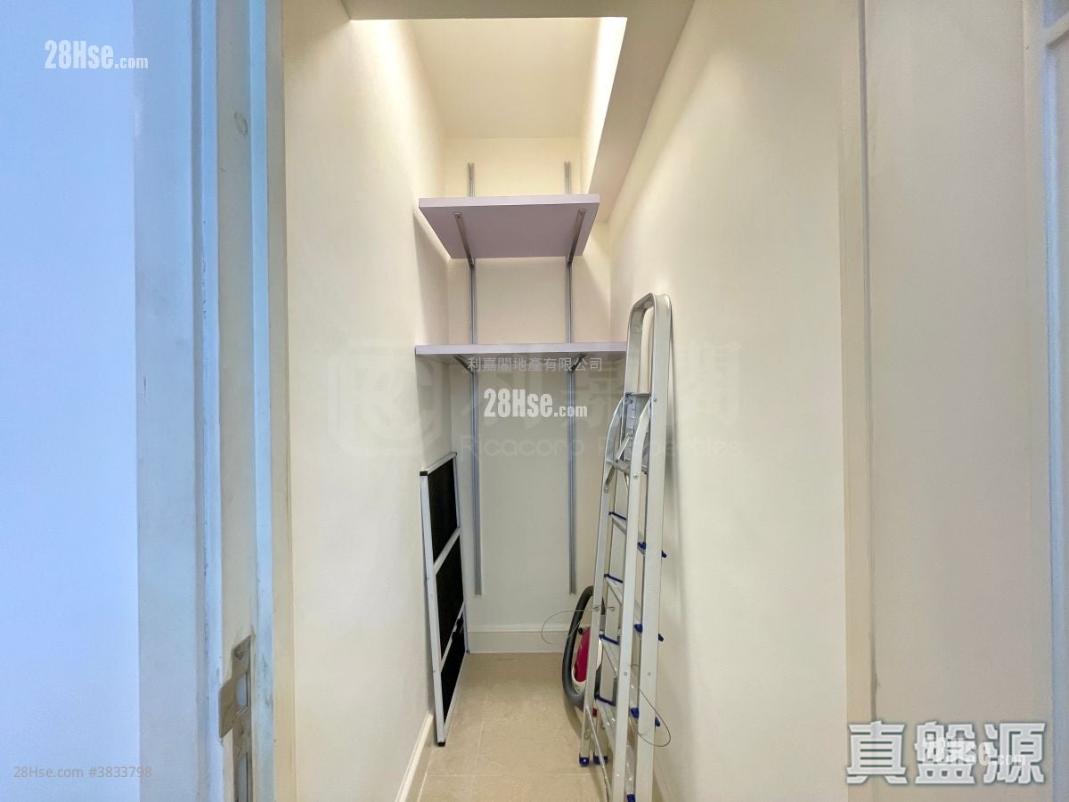 The Capitol Sell 3 Bedrooms , 2 Bathrooms 713 ft²