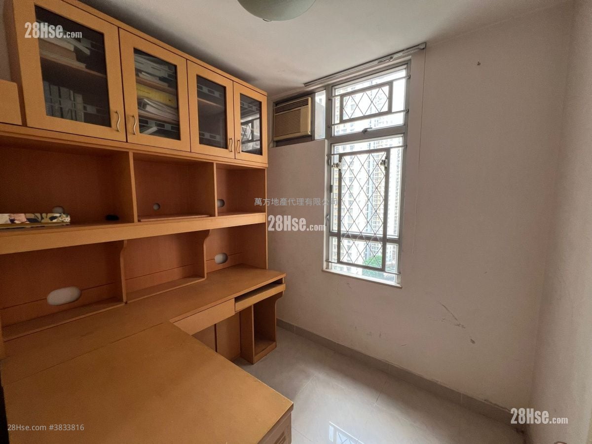 Yu Chui Court Sell 3 Bedrooms , 2 Bathrooms 663 ft²