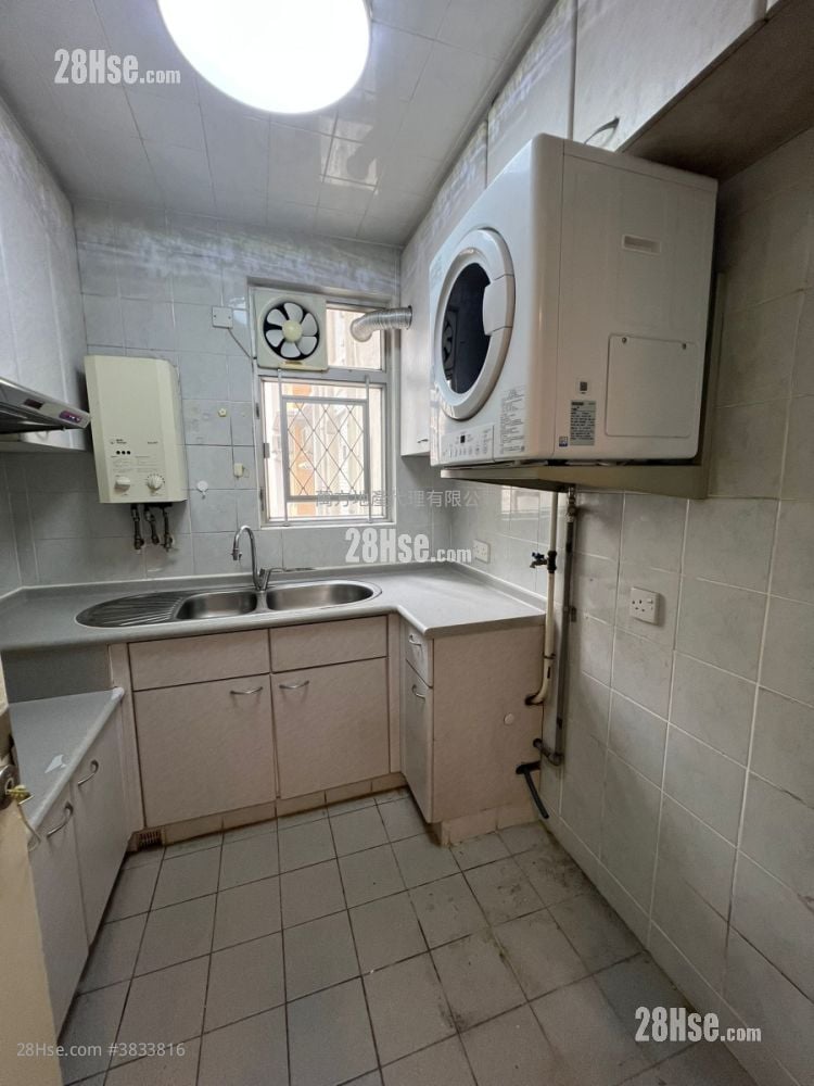 Yu Chui Court Sell 3 Bedrooms , 2 Bathrooms 663 ft²