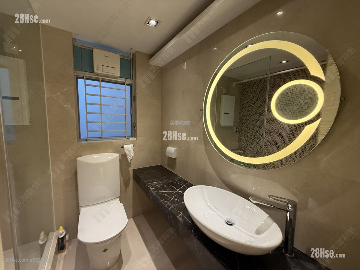 bathroom: The Waterfront Rental 2 Bedrooms , 3 Bathrooms 939 ft²