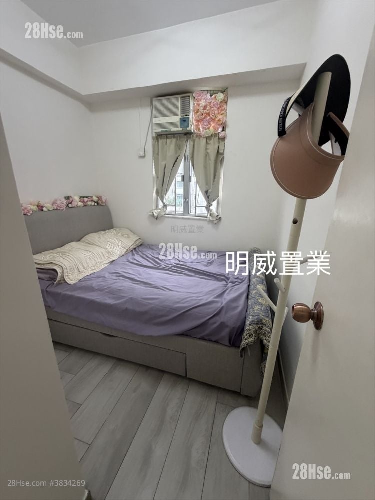 Hung Kwong Building Sell 2 Bedrooms , 1 Bathroom 412 ft²