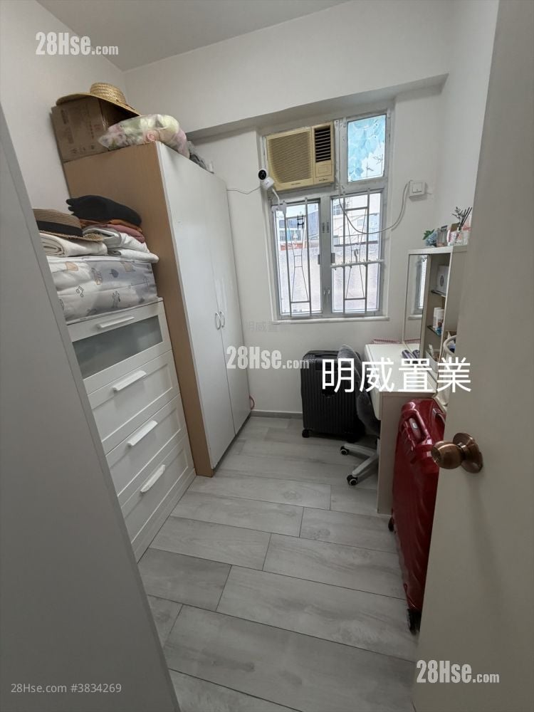 Hung Kwong Building Sell 2 Bedrooms , 1 Bathroom 412 ft²