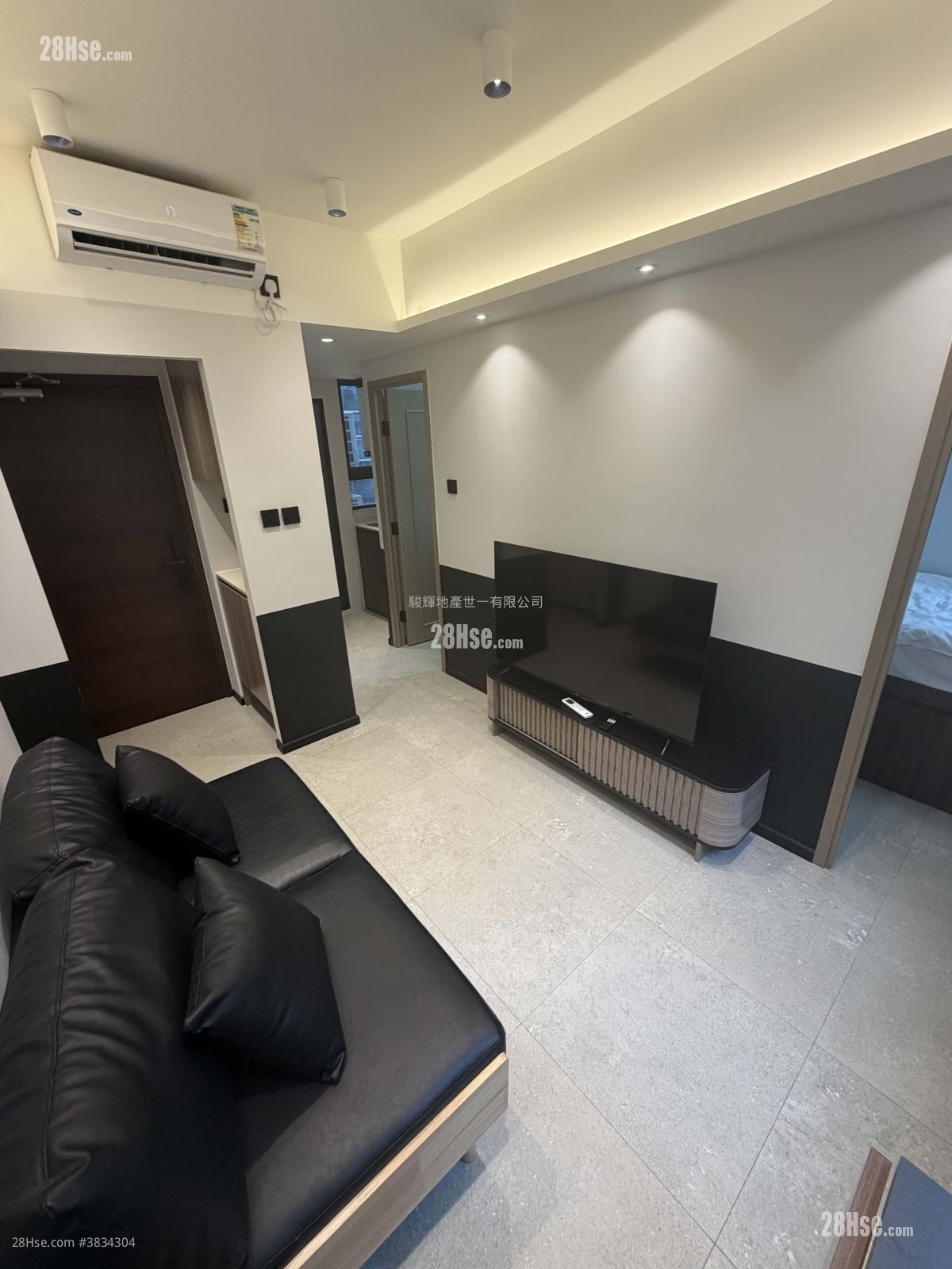 living room: 兩房一廳 350呎