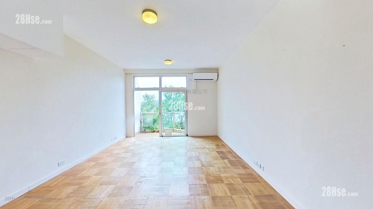 living room: Cape Road 30 Rental 2 Bedrooms , 1 Bathroom 775 ft²