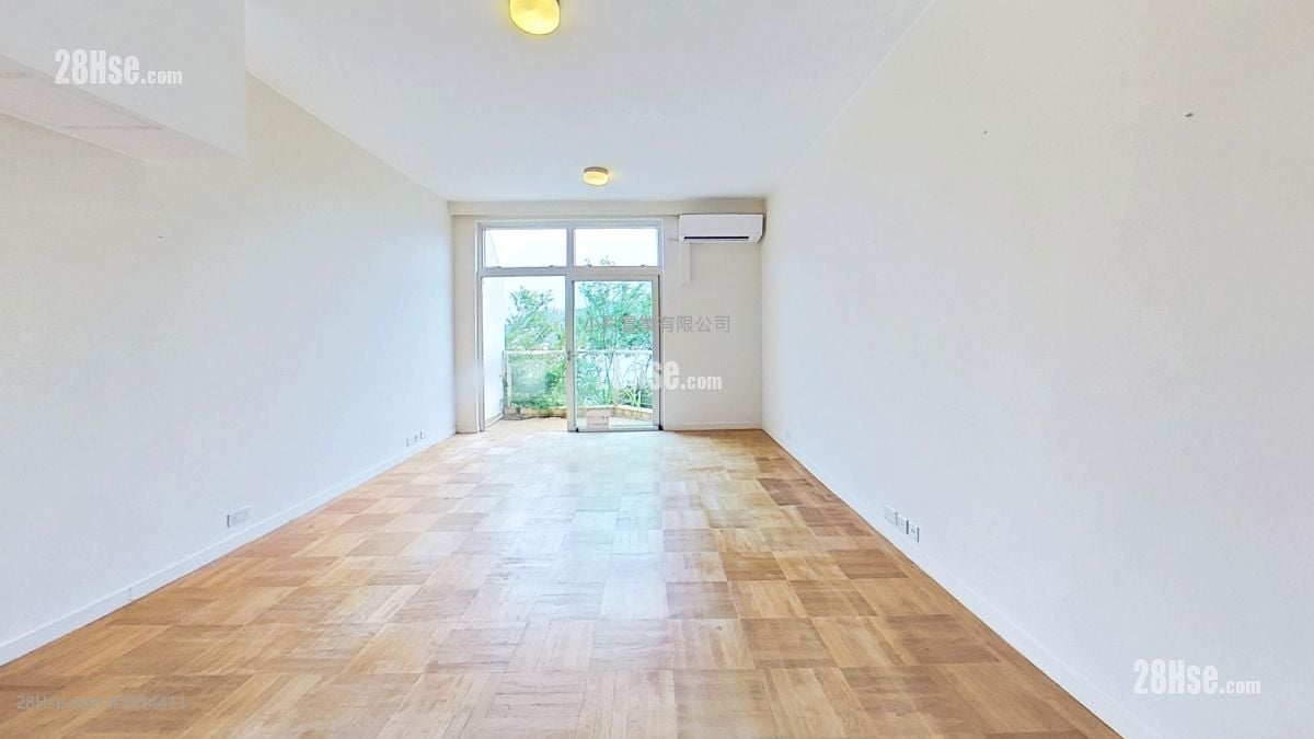 living room: Cape Road 30 Rental 2 Bedrooms , 1 Bathroom 775 ft²