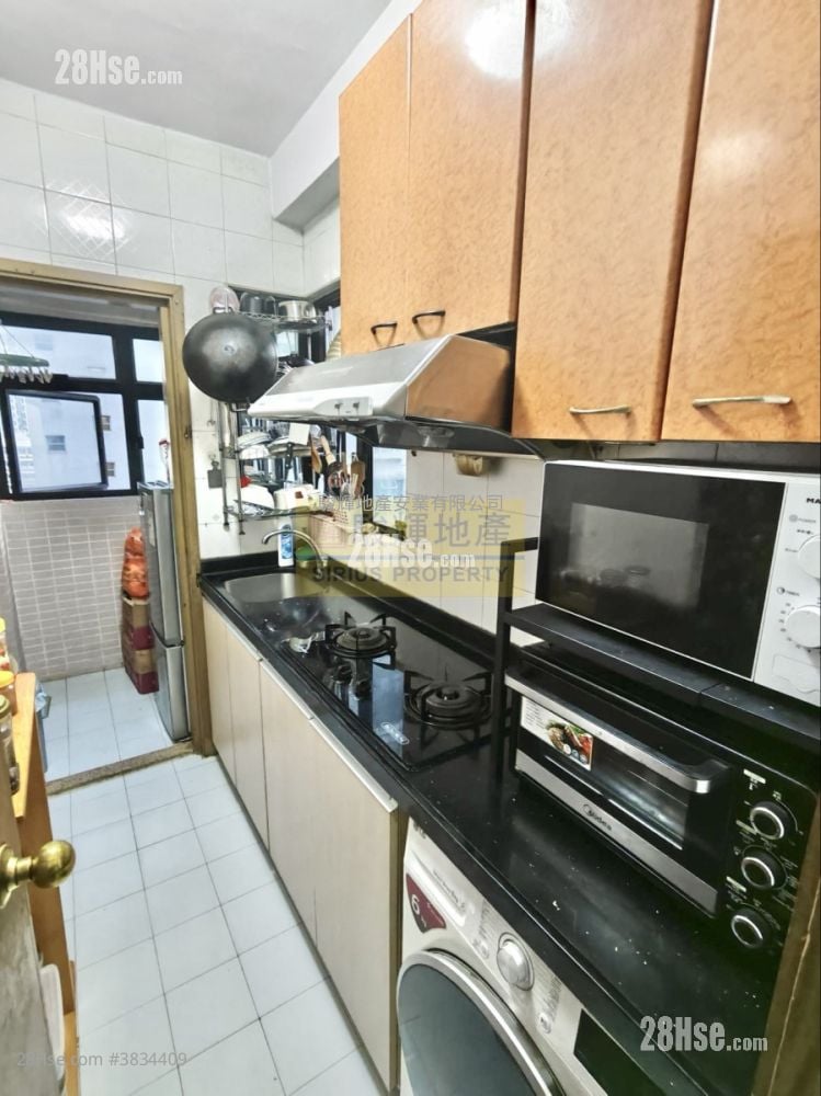Tak Cheong Court Sell 2 Bedrooms , 1 Bathroom 354 ft²