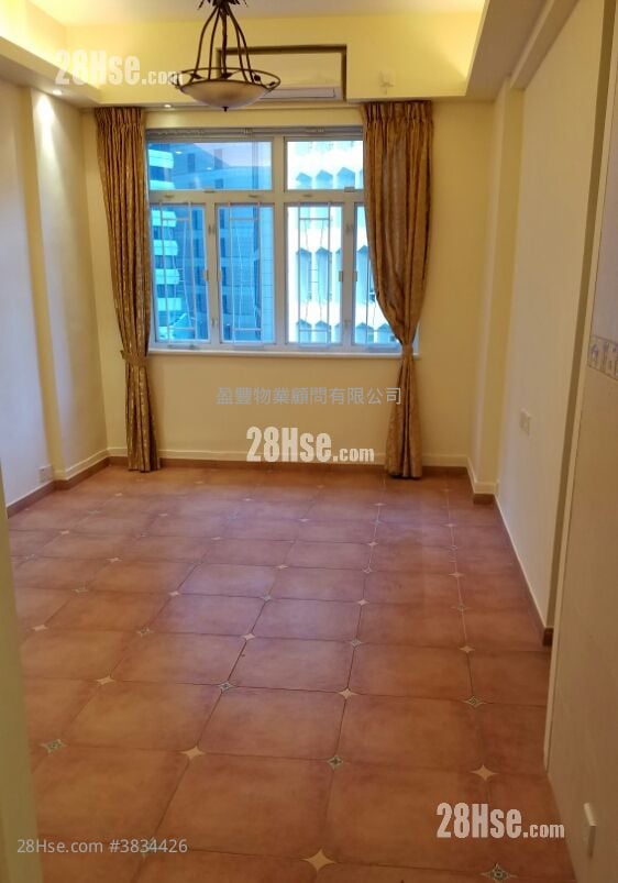 Empire Court Sell 4 Bedrooms , 2 Bathrooms 763 ft²