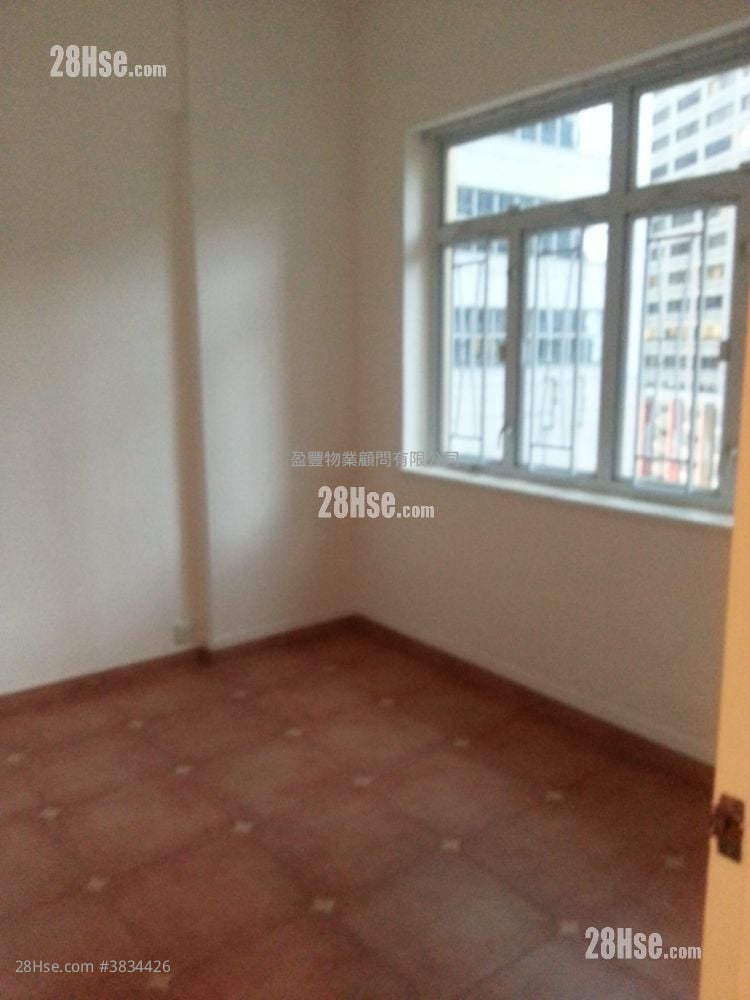 Empire Court Sell 4 Bedrooms , 2 Bathrooms 763 ft²