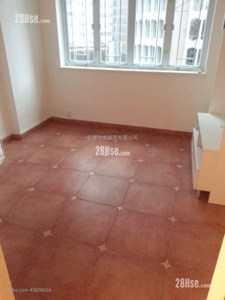 Empire Court Sell 4 Bedrooms , 2 Bathrooms 763 ft²