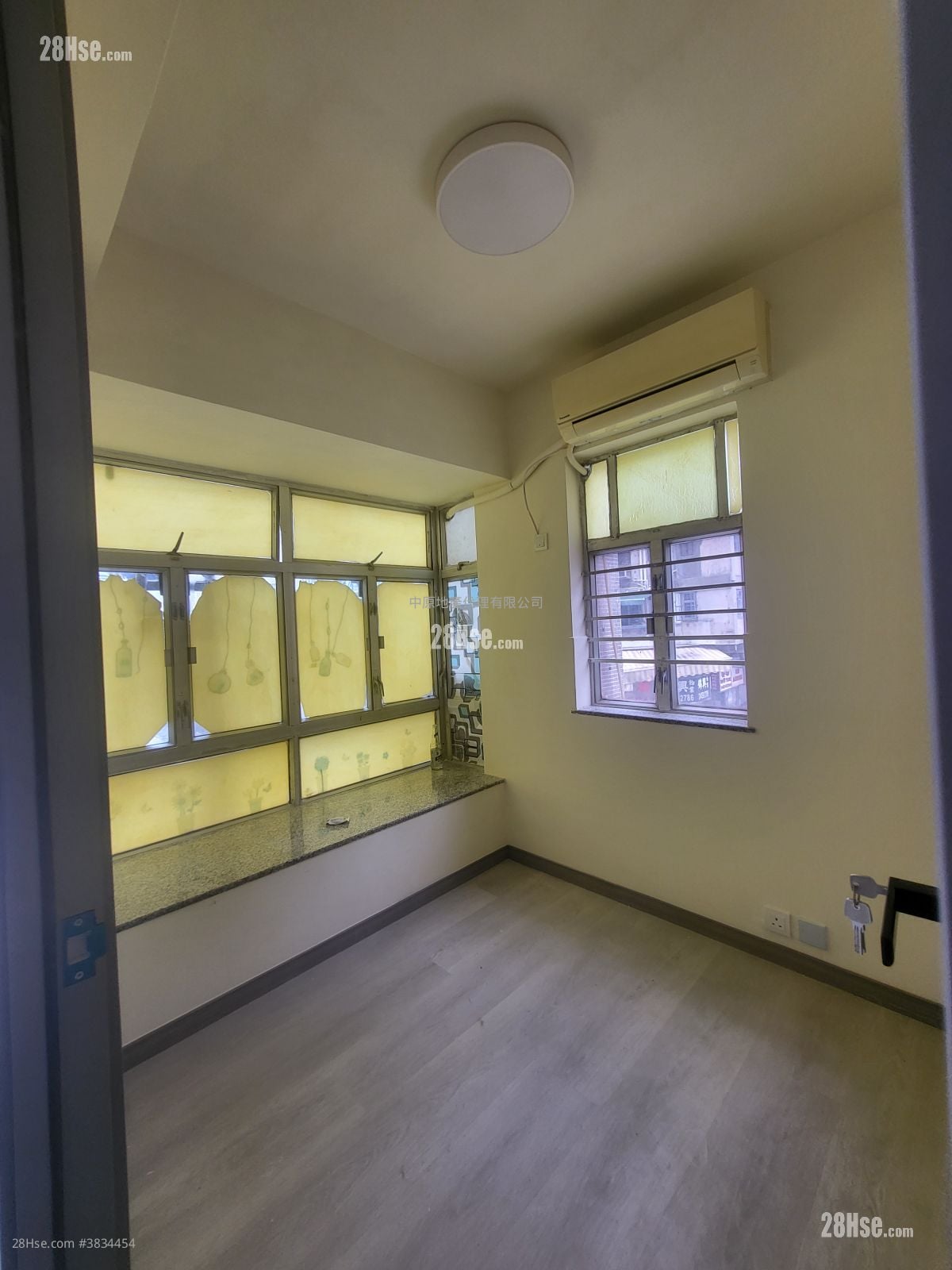 Hoi Shing Building Sell 2 Bedrooms , 1 Bathroom 360 ft²