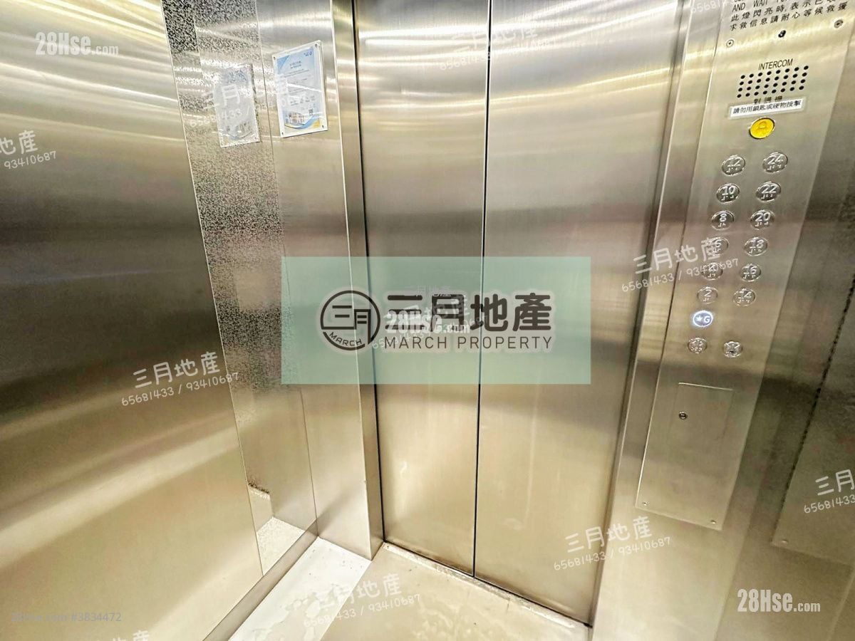 電梯內部