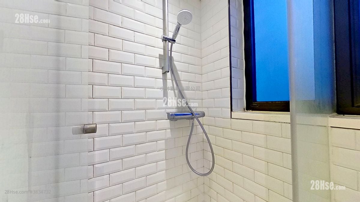 bathroom: Star Studios Rental 2 Bedrooms , 1 Bathroom 490 ft²