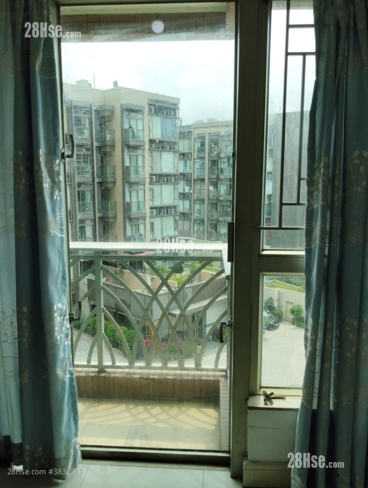Uptown Rental 2 Bedrooms , 1 Bathroom 521 ft²