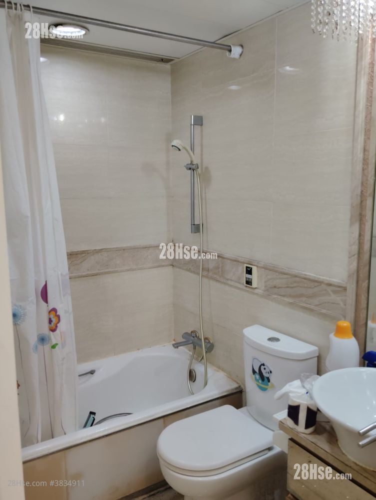Uptown Rental 2 Bedrooms , 1 Bathroom 521 ft²