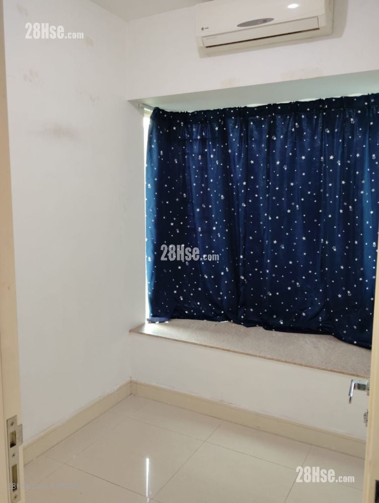 Uptown Rental 2 Bedrooms , 1 Bathroom 521 ft²