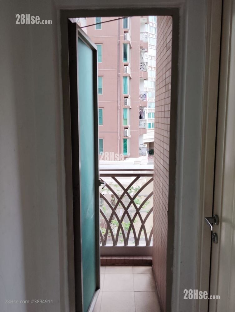 Uptown Rental 2 Bedrooms , 1 Bathroom 521 ft²