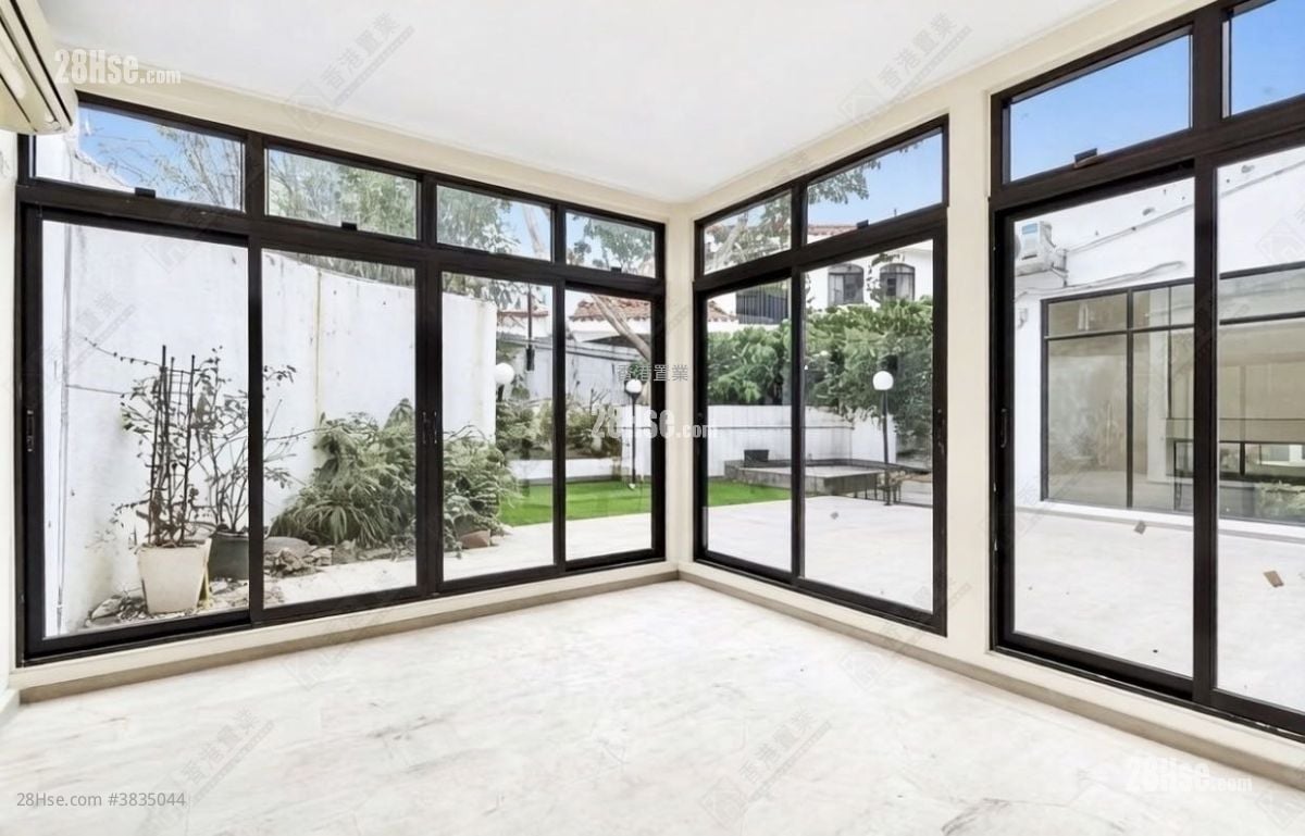 Seascape Rental 2,457 ft²