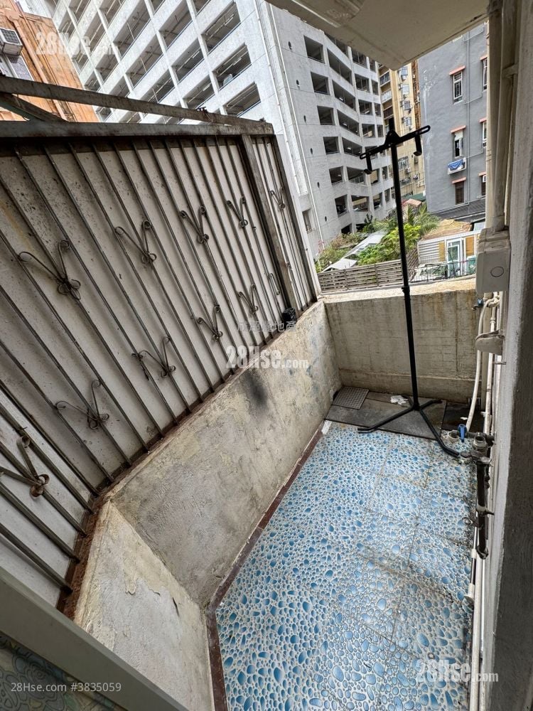 Nnn Sell 2 Bedrooms , 1 Bathroom 327 ft²