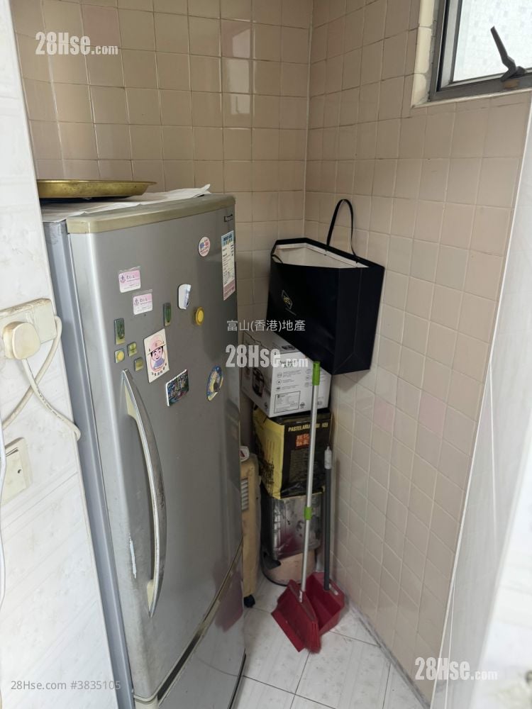 Fu Keung Court Sell 3 Bedrooms , 1 Bathroom 577 ft²