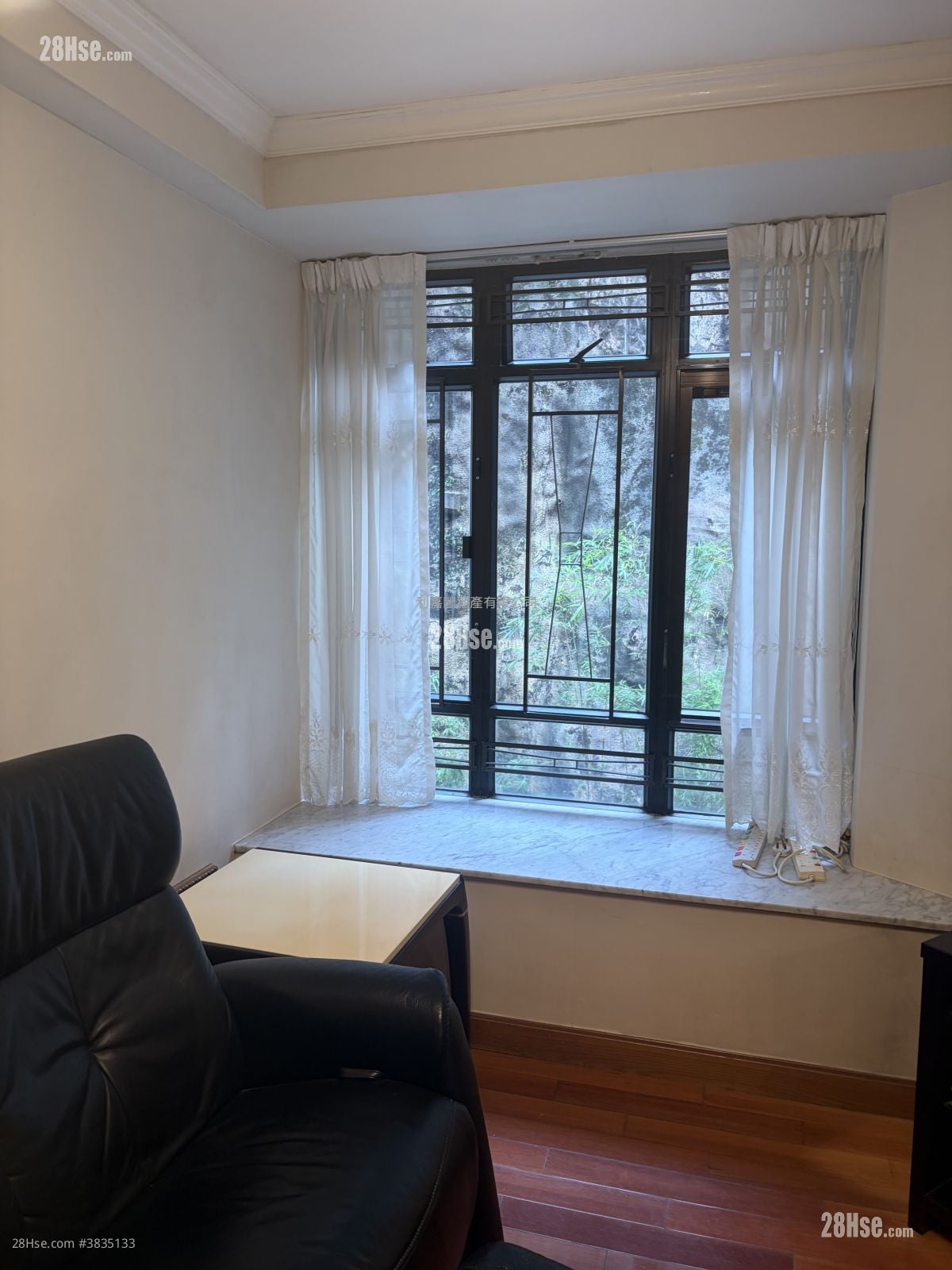 Kornhill Sell 2 Bedrooms , 1 Bathroom 490 ft²