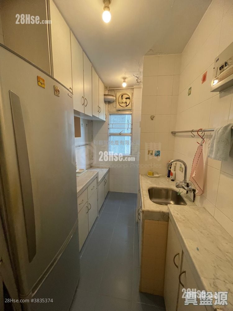 San Wai Court Sell 3 Bedrooms 554 ft²