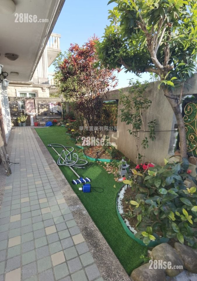Village Rental 5+ Bedrooms , 3 Bathrooms 2,100 ft²