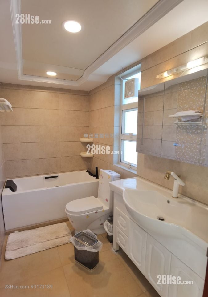Village Rental 5+ Bedrooms , 3 Bathrooms 2,100 ft²