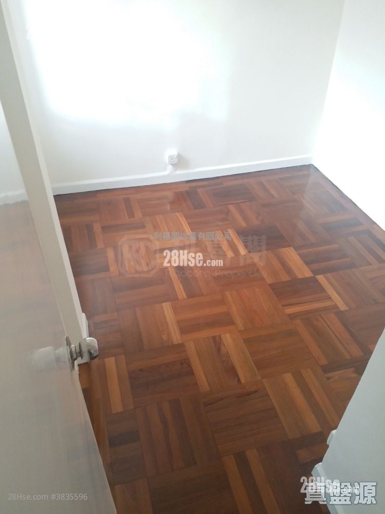 Wah Lok Mansion Sell 2 Bedrooms 396 ft²
