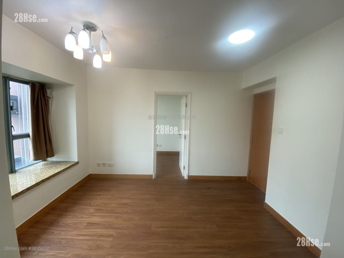 living room: Queen's Terrace Rental 1 Bedroom , 1 Bathroom 322 ft²