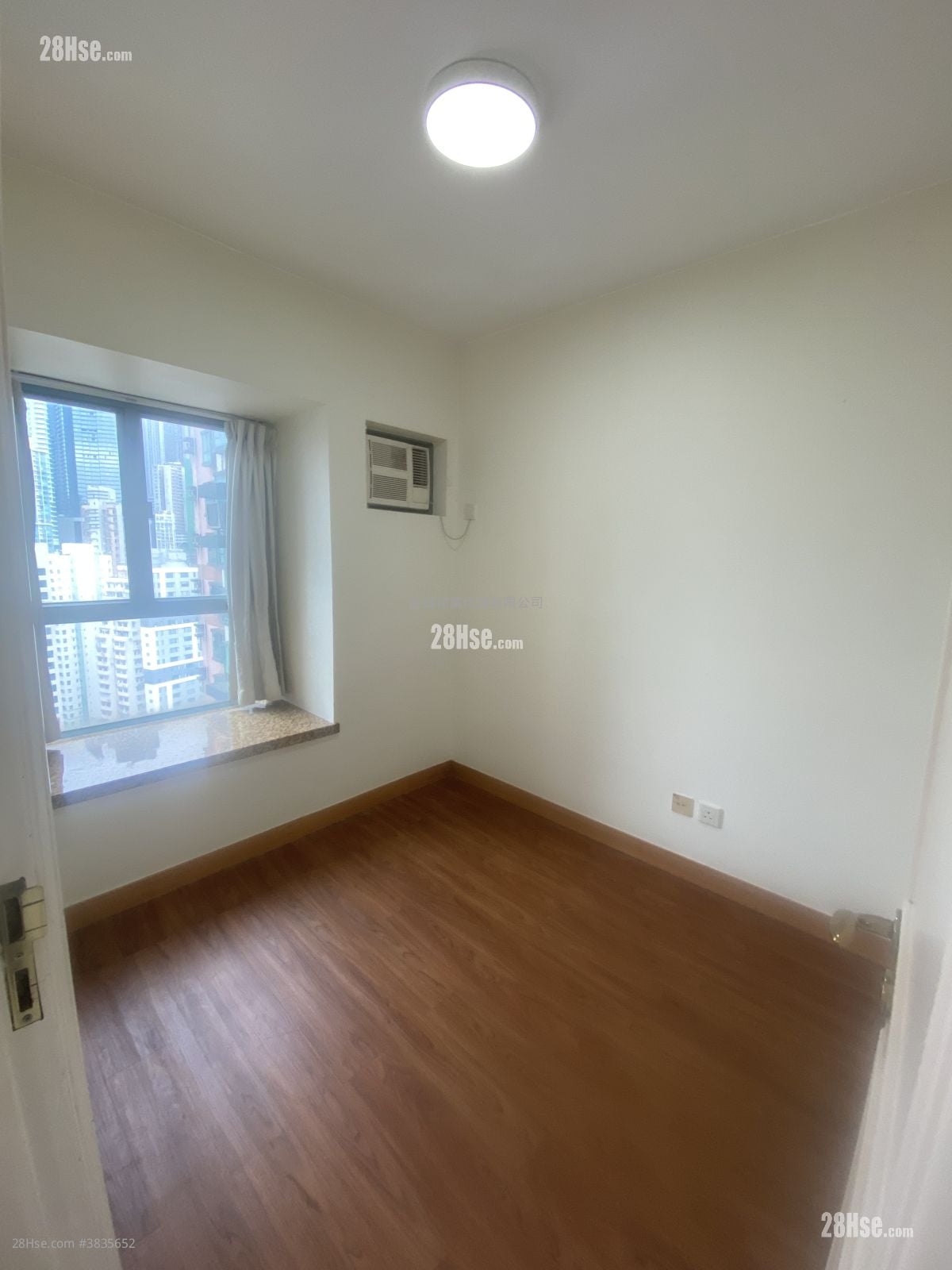 master room: Queen's Terrace Rental 1 Bedroom , 1 Bathroom 322 ft²