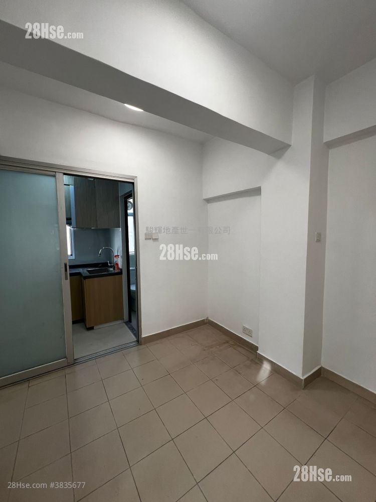 Tenement House Rental 3 Bedrooms , 1 Bathroom 351 ft²