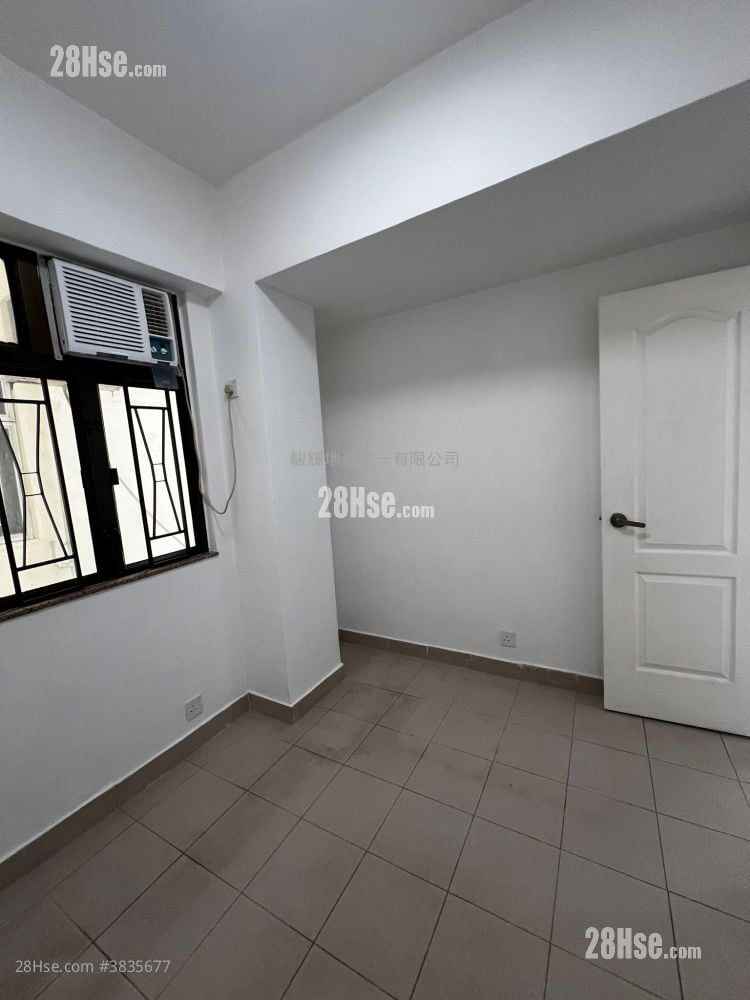 Tenement House Rental 3 Bedrooms , 1 Bathroom 351 ft²