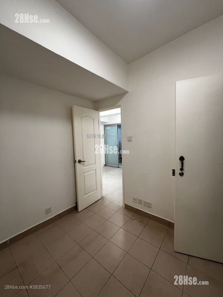 Tenement House Rental 3 Bedrooms , 1 Bathroom 351 ft²