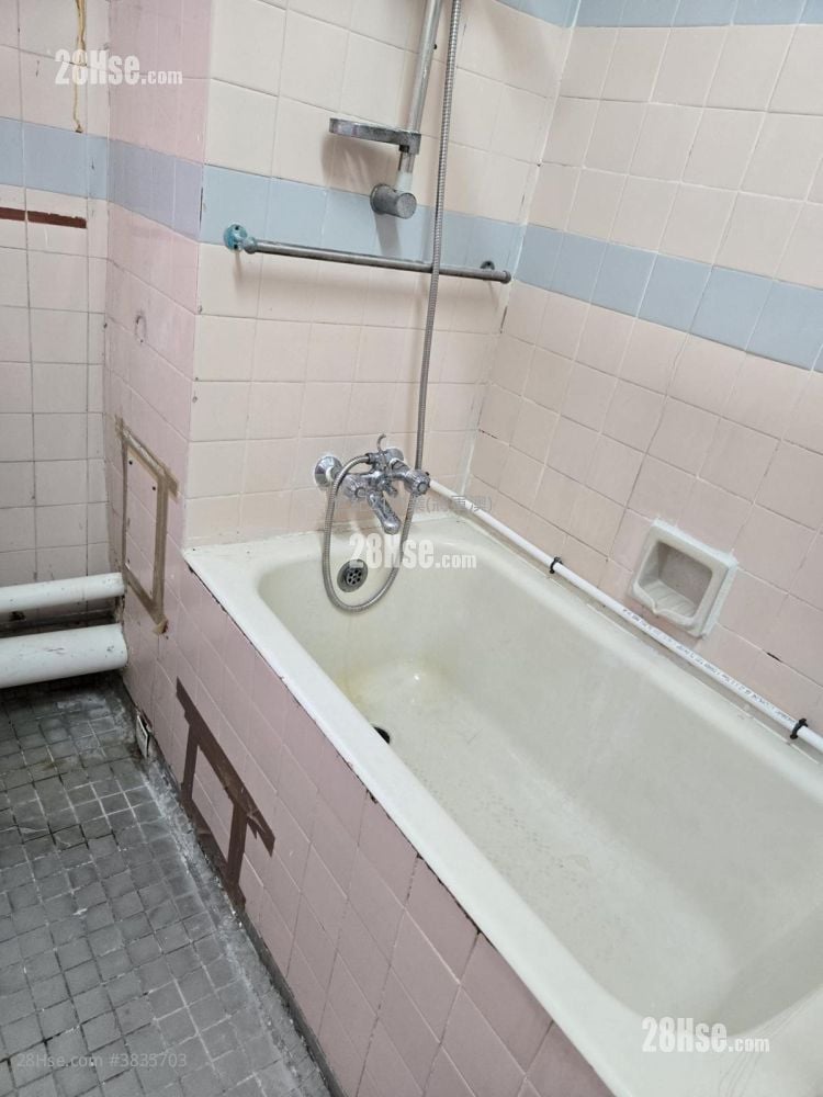 Ying Ming Court Sell 3 Bedrooms , 1 Bathroom 645 ft²