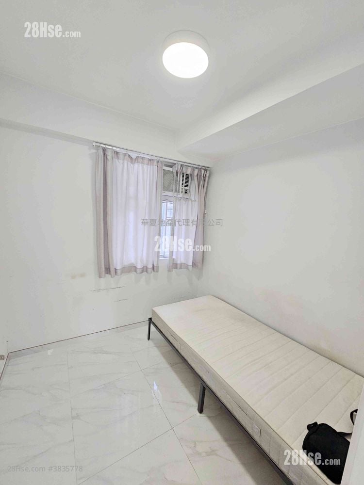 Chun Man Court Sell 3 Bedrooms , 1 Bathroom 596 ft²
