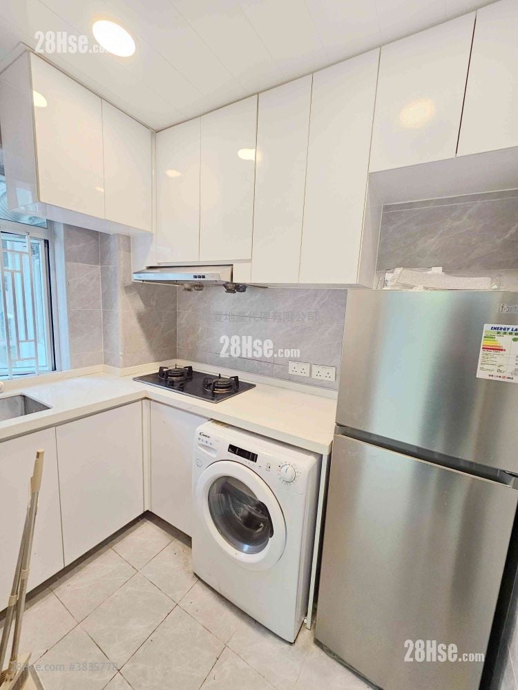 Chun Man Court Sell 3 Bedrooms , 1 Bathroom 596 ft²