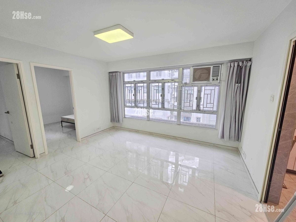 Chun Man Court Sell 3 Bedrooms , 1 Bathroom 596 ft²