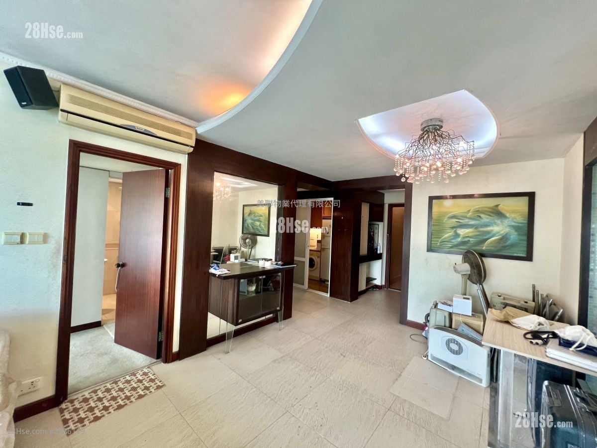 living room: Bellagio Sell 3 Bedrooms , 3 Bathrooms 935 ft²