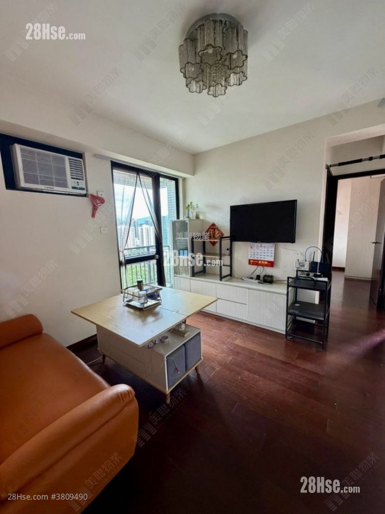 living room: Royal Green Sell 2 Bedrooms , 1 Bathroom 413 ft²